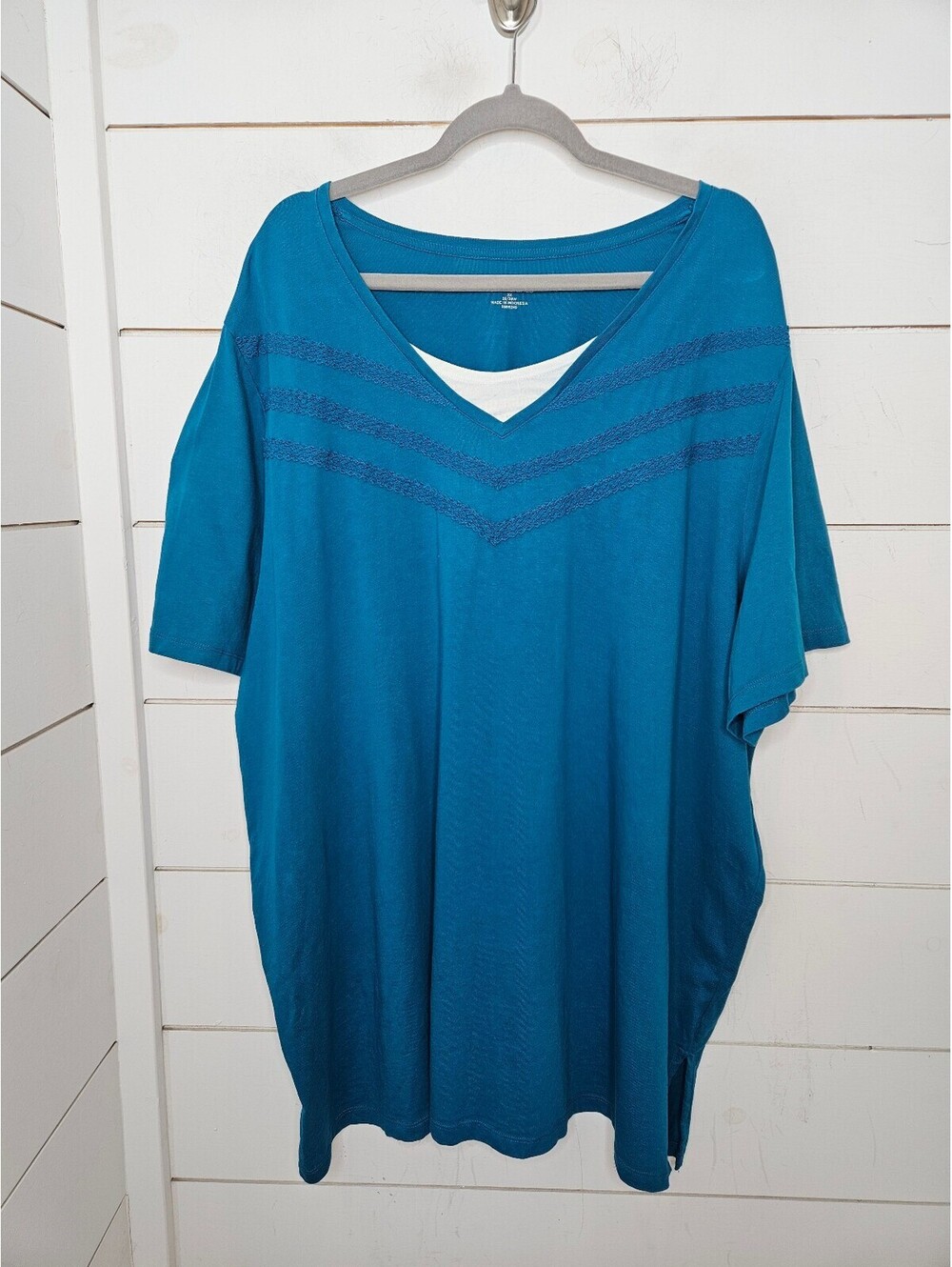 Catherines 3X size 26/28W blue with white tee shirt with crochet details